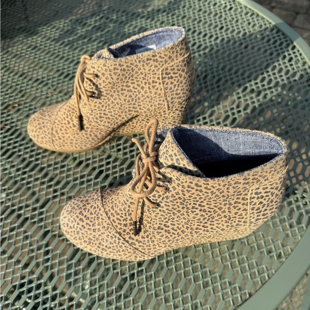 “Toms”~Leopard Print Wedge Heel~Ankle Booties~Lace Up~Suede Boot~Size W6~NWOB~BR